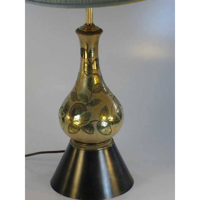 1960s Mid-Century Modern, Hollywood Regency, Gold Pottery, Atomic Age, Retro Table Lamp For Sale - Image 4 of 10