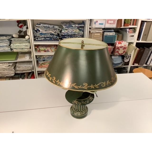 Vintage Brunschwig & Fils Green Tole Lamp For Sale In Minneapolis - Image 6 of 7