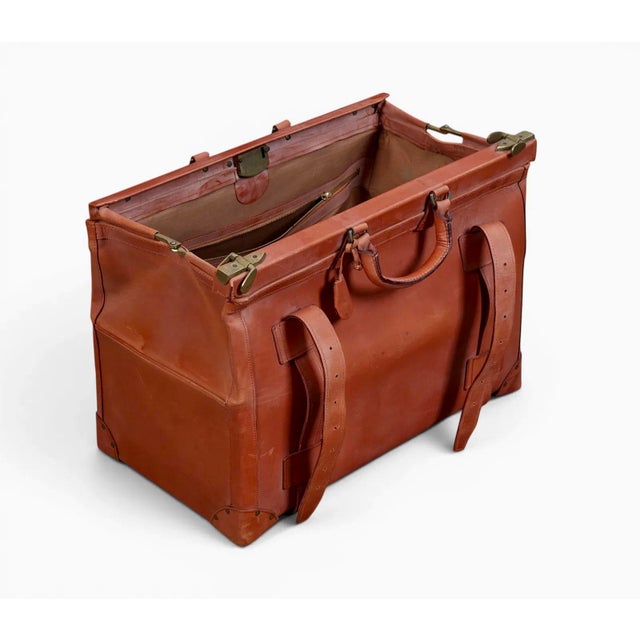 Traditional Swaine & Adeney Vintage English Cognac Leather Gladstone Travel Bag – Royal Warrant, Keys & Brass Hardware For Sale - Image 3 of 10