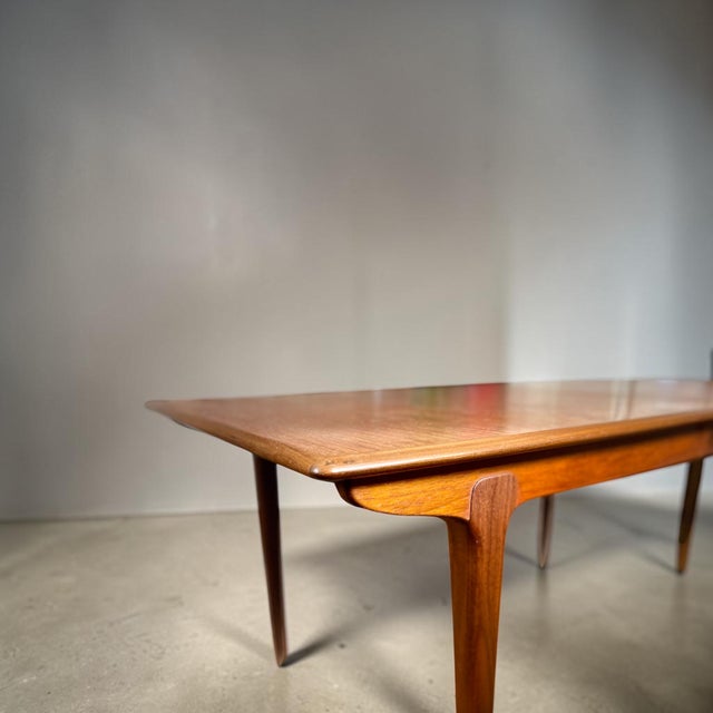An elegant Scandinavian dining table from the 1960s-1970s in teak veneer, with a simple and timeless design. It is...