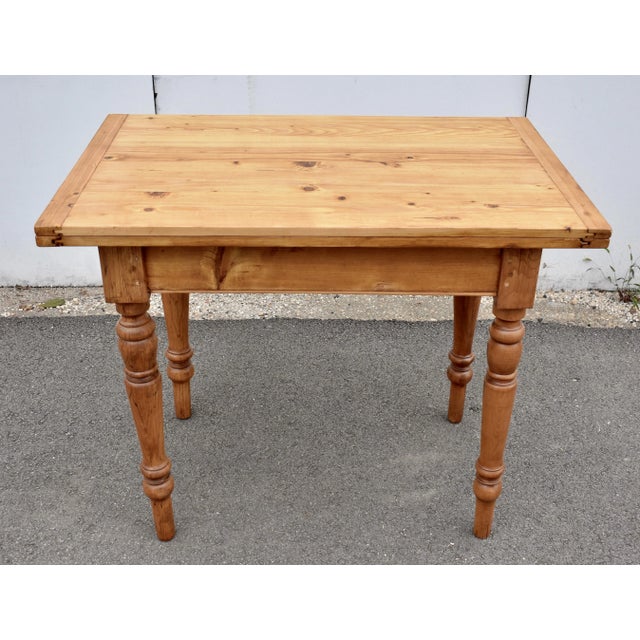 Like its cousins the drawleaf and the dropleaf , the swivel-top is another clever way of increasing the size of a table...