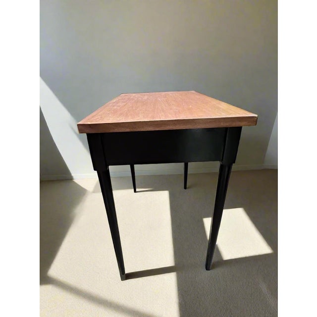 1950s Refinished Mid-Century Modern Walnut Veneer Writing Desk / Accent Table With Sculpted Drawer Pulls For Sale In Miami - Image 6 of 7