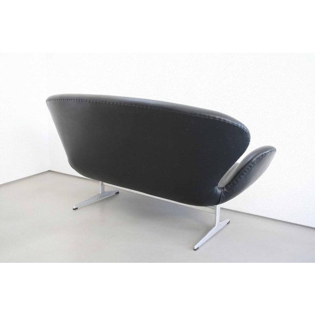 Fritz Hansen Swan 3321 Sofa by Arne Jacobsen for Fritz Hansen, 1960s For Sale - Image 4 of 8