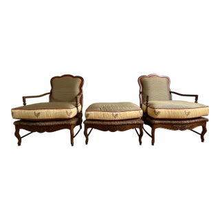 Late 18th Century Pair of French Bergère Chairs With Matching Ottoman - Custom Silk Upholstery For Sale
