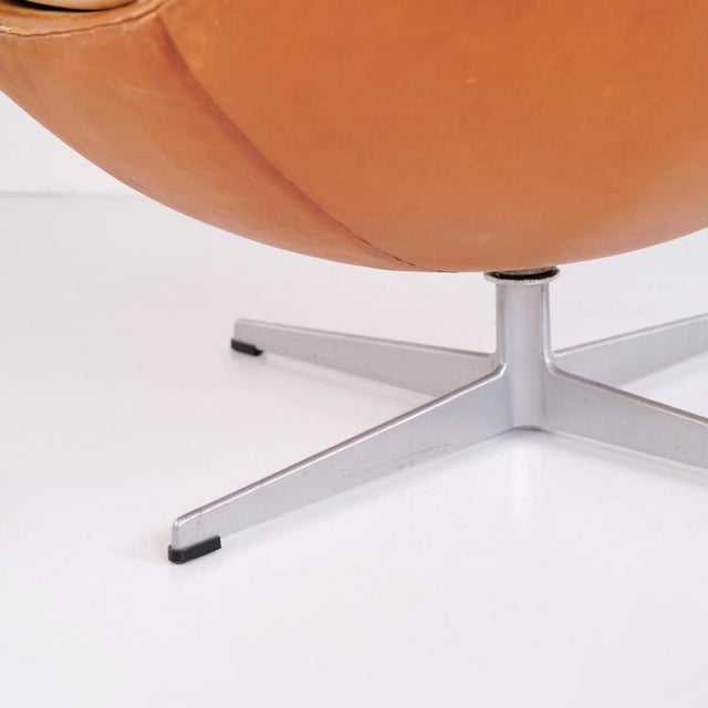 Egg Chair in Original Natural Leather by Arne Jacobsen for Fritz Hansen, 1950s For Sale - Image 11 of 14