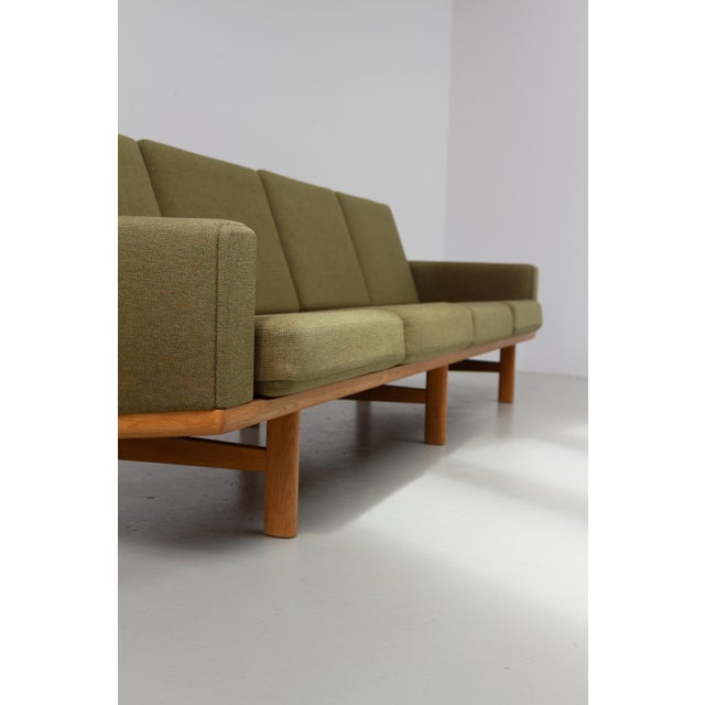 Danish Modern Oak Sofa GE-236/4 by Hans J. Wegner for Getama, 1960s. For Sale - Image 16 of 18