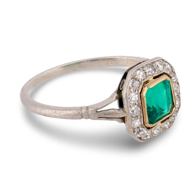 1930s 1930s Art Deco Emerald Diamond Platinum Cluster Ring, Size 5 For Sale - Image 5 of 5