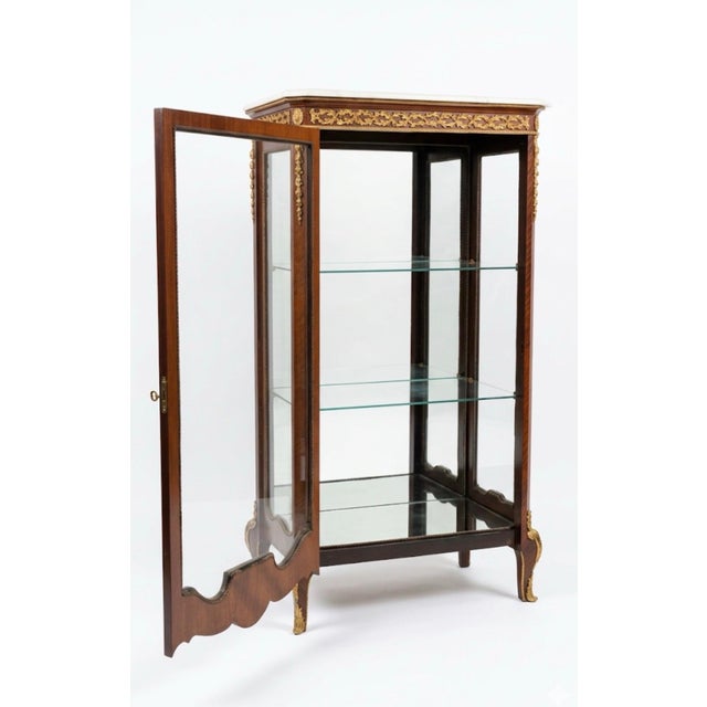 French 1960s Vitrine Louis XV Style Display Cabinet With Gilded Bronze For Sale - Image 3 of 3