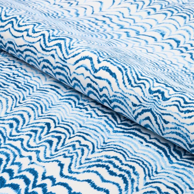 Schumacher SAMPLE - Schumacher x Trina Turk Ink Wave Print Indoor/Outdoor Fabric In Indigo For Sale - Image 4 of 4