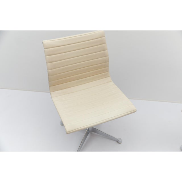 Vintage EA 105 Aluminum Chairs by Charles & Ray Eames for Vitra, 1970s, Set of 2 For Sale - Image 6 of 18