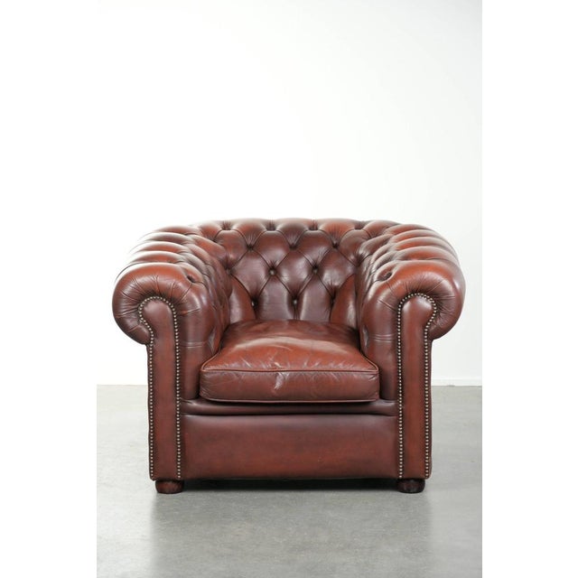 This amazing English-style cowhide Chesterfield armchair fits into both classic and modern interiors and looks perfect in...
