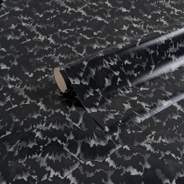 Schumacher SAMPLE - Schumacher x Celerie Kemble Tortoise Wallpaper In Blackout For Sale - Image 4 of 4