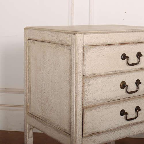English Painted Bedside Tables, 1890s, Set of 2 For Sale - Image 4 of 10