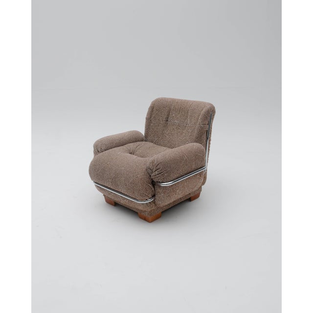The Space Age armchair, with its enveloping lines, was designed in the style of the great masters of Italian modernism,...