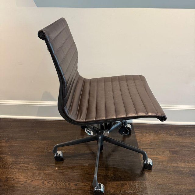 Herman Miller Eames Aluminum Group Management Chair EA335 The aluminum frame, covered by a supple brown leather, creates a...