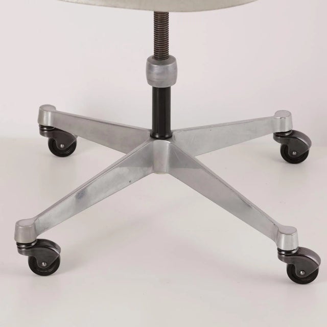 Swivel Office Chair in Aluminum and Fiberglass by Charles & Ray Eames for Herman Miller, 1970s For Sale - Image 10 of 11