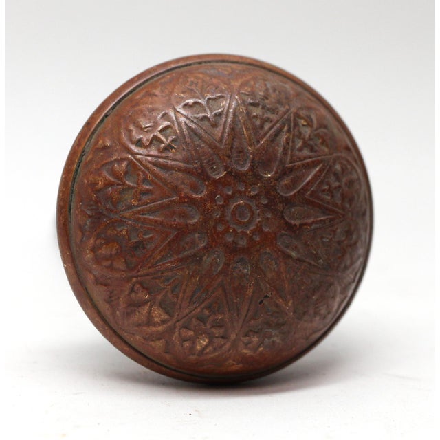 This Vernacular style radial door knob was made Lockwood in 1885. It is part of the L-10900 group. One available. The...