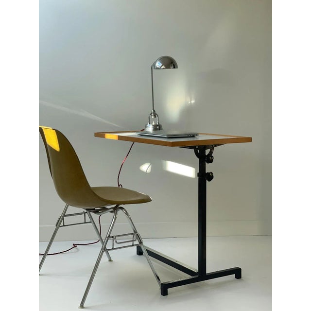 The 600 desk lamp from the French manufacturer JUMO is one of Charlotte Perriand's most famous creations. Designed in...
