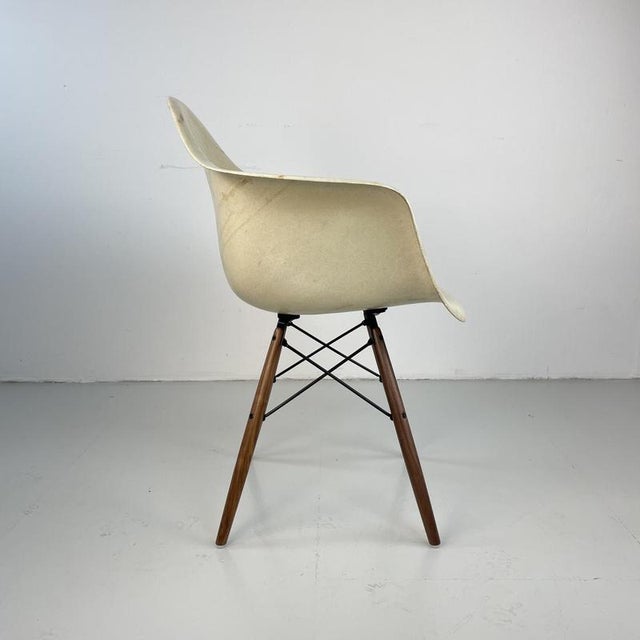 1950s Parchment / White Fibreglass Daw Chair by Charles and Ray Eames for Herman Miller, 1950s For Sale - Image 5 of 10