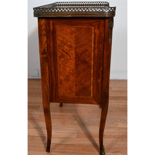 1900 French Louis XV Walnut Satinwood Marble Top Nightstand Bedside Table For Sale - Image 4 of 14
