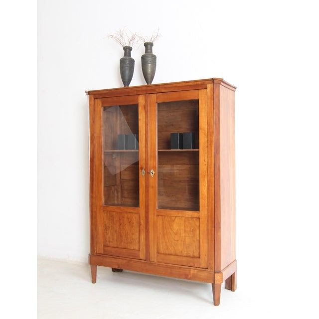 19th Century Biedermeier Display Cabinet in Cherrywood For Sale - Image 5 of 18