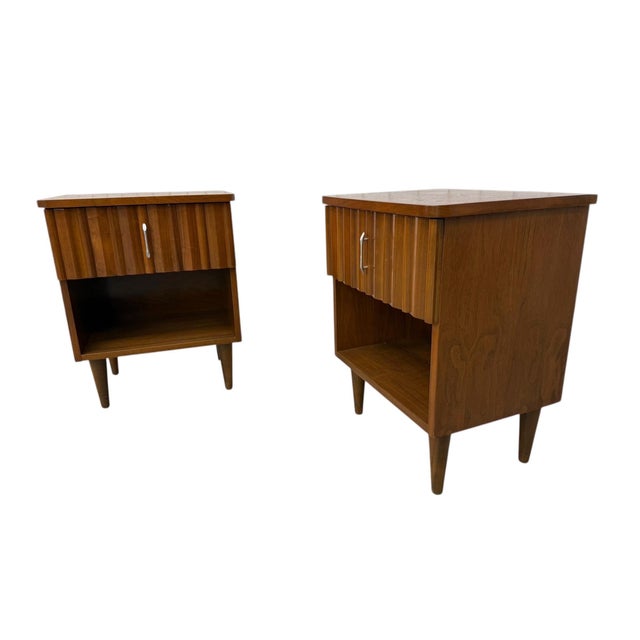 Mid-Century Modern Mid-Century Modern Young Manufacturing Walnut Nightstands - Set of 2 For Sale - Image 3 of 9