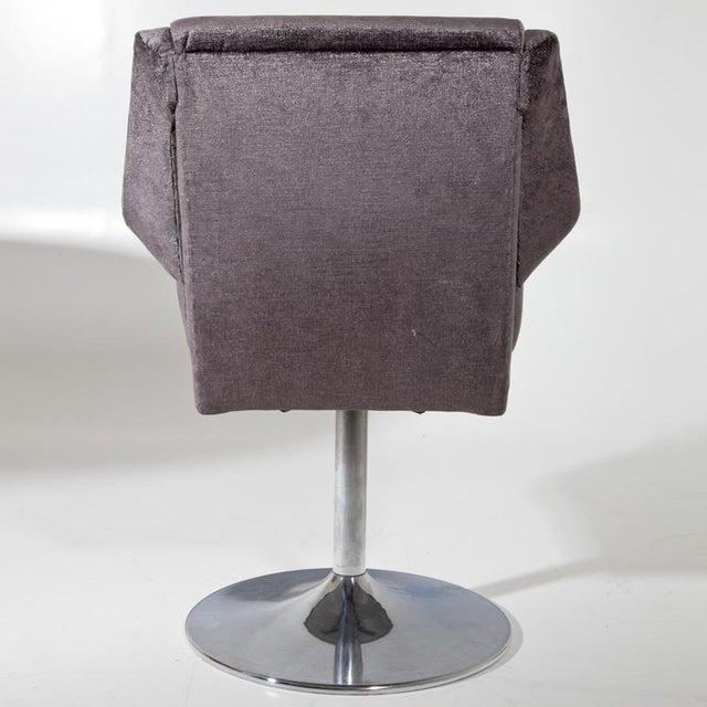 Swivel chairs on round chromed disc feet and upholstered seat with armrests. The chairs are newly upholstered in a high...