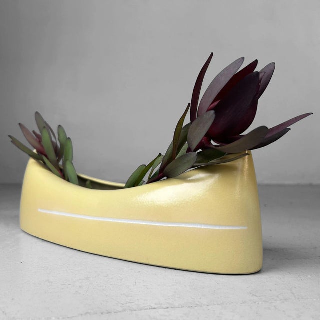 Minimalist Japanese ikebana vase from the 1950s, finished in a soft yellow glaze. Dimensions: height 11.5 cm, width 35 cm,...