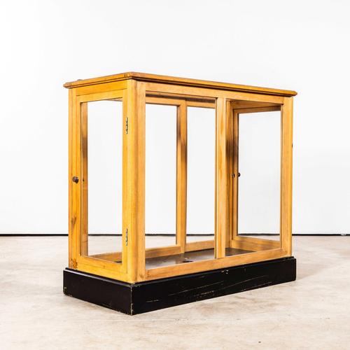 Tan Medium Latvian Display Case, 1950s For Sale - Image 8 of 10