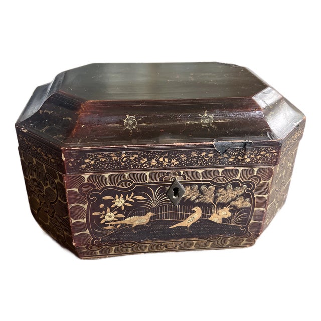 19th-Century Chinese Export Lacquer Tea Caddy Box With Gilt and Painted Figural Cartouches For Sale