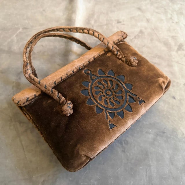 Mid-Century Modern 1970s Hippies Style Chocolate Brown Velvet Italian Top Handle Bag For Sale - Image 3 of 12