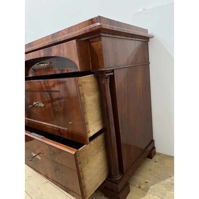 Small Chest of Drawers in Pyramid Mahogany For Sale - Image 4 of 7