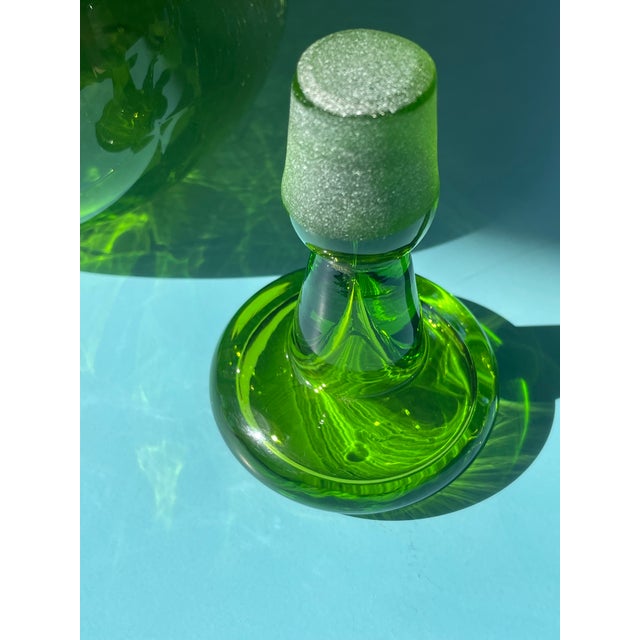 Vintage Mid-Century Modern Blenko #49 Lime Crackle Glass Pinched Decanter – Winslow Anderson – Silver Foil Label & Stopper For Sale - Image 9 of 10