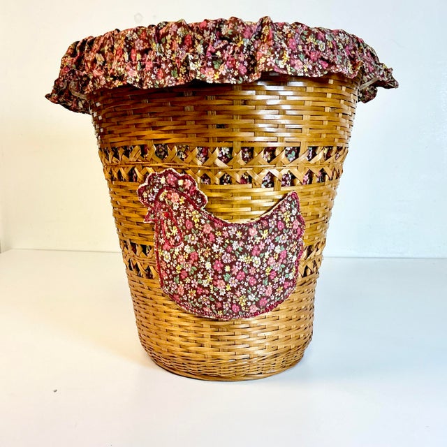 1980s Vintage Farmhouse Boho Chic Chicken Wicker Wastebasket With Calico Fabric Liner. For Sale - Image 4 of 11