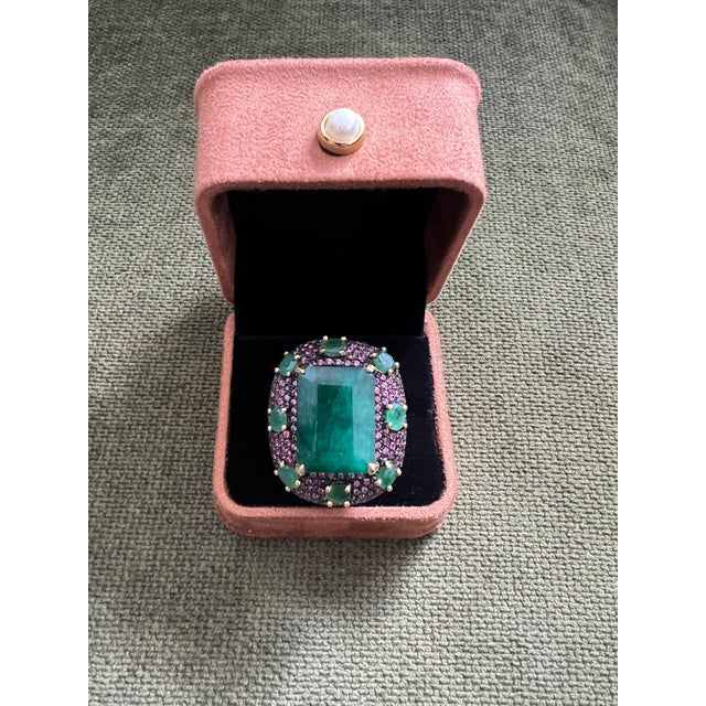 Bochic "Capri" 20 Carat Emerald & Pink Fancy Sapphire Ring Set 18K Gold & Silver For Sale - Image 14 of 18