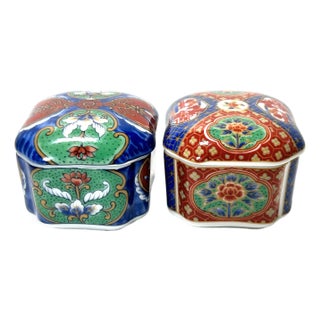 Pair Vintage Japanese Imari Style Porcelain Trinket Boxes – Chinoiserie Tabletop Decorative Objects For Sale