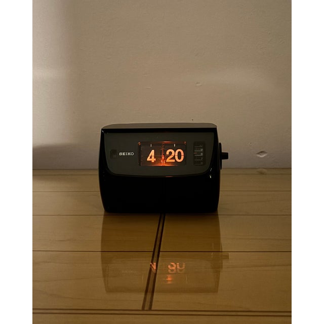 Mid-Century Modern Vintage Seiko Model SDA-573 Flip Clock, 1976 For Sale - Image 3 of 18
