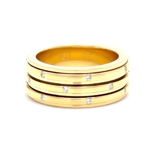 An iconic Piaget Possession spinning ring, expertly crafted in luxurious 18ct yellow gold and weighing 12.15 grams. This...