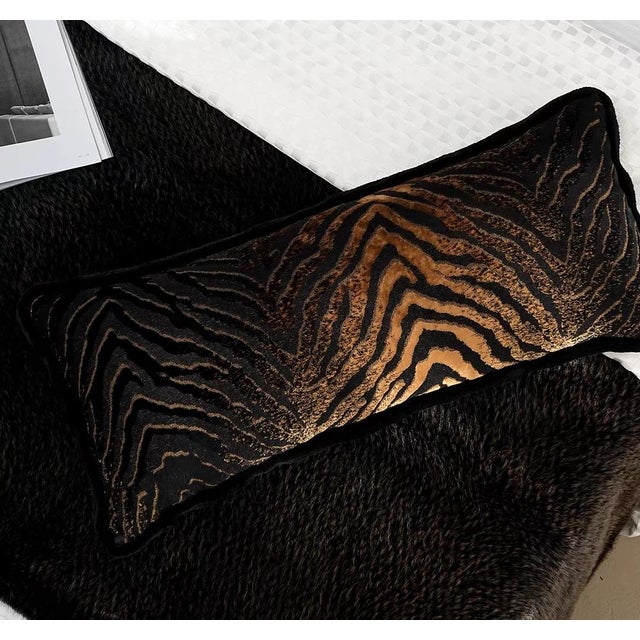 Okay, the design of this lumbar pillow showcases a distinctly modern European and American light luxury style. It features...