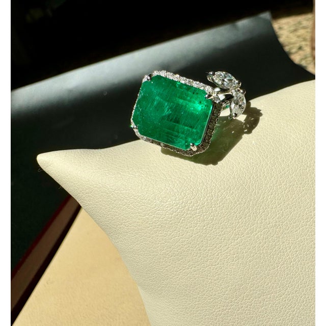 8.41 Ct Emerald Cut Emerald & 0.53 Ct Diamond Bypass Ring in 18 Kt Gold Size 6.5 For Sale - Image 12 of 18