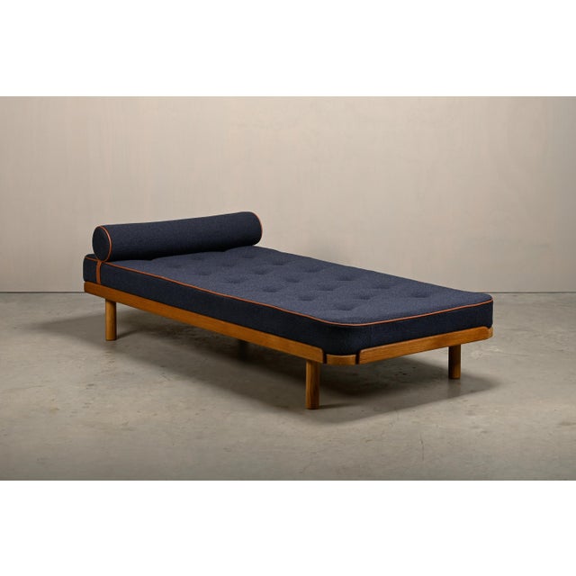 Mid-Century Modern Scandinavian Daybed in Oak and Dark Blue Bouclé Fabric with Leather Accents, 1960s For Sale - Image 3 of 15