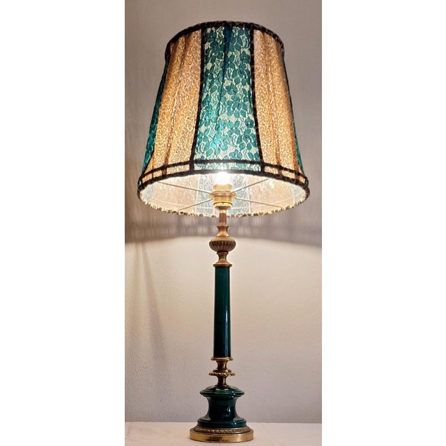 Italian Vintage Table Lamp from the 70s with Green Alabaster Base with Brass and Bronze Elements and Handmade Sequin Shade by Lamplove, 1970s For Sale - Image 3 of 9