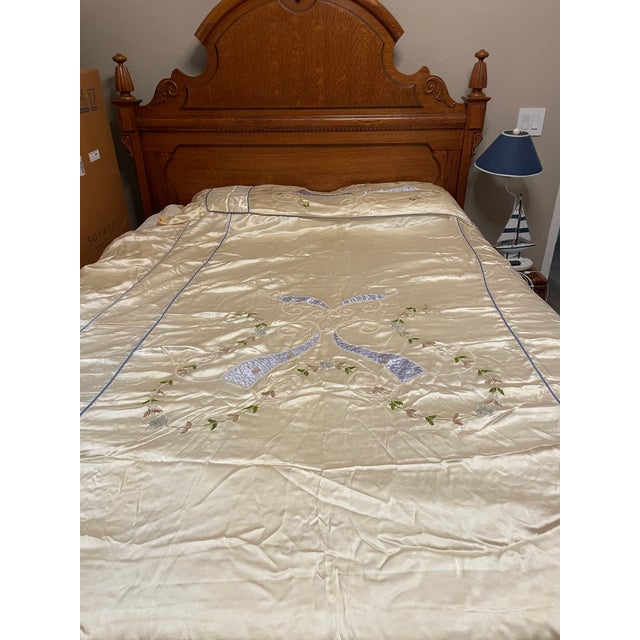 Vintage Antique 3- Piece embroidered ivory Full size bedspread/bedcover. It has a beautiful double pillow sham with...