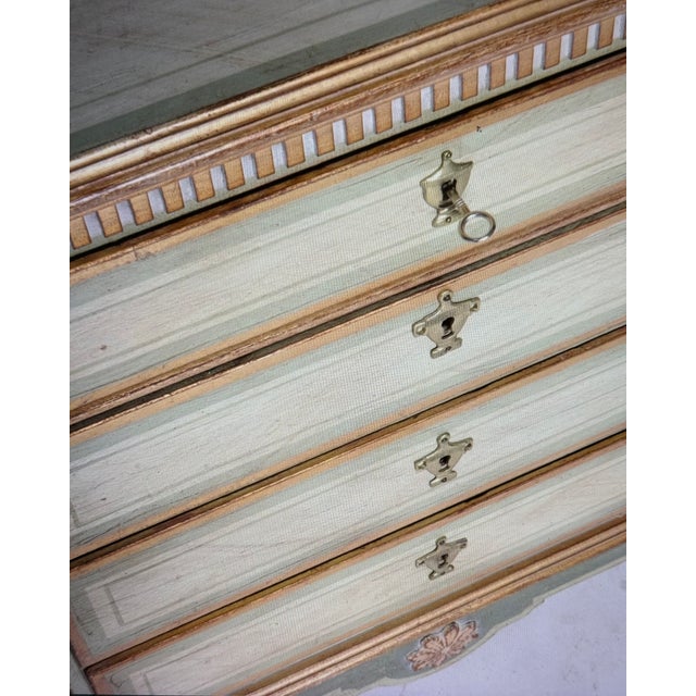 We also offer a matching mirror for this chest of drawers!