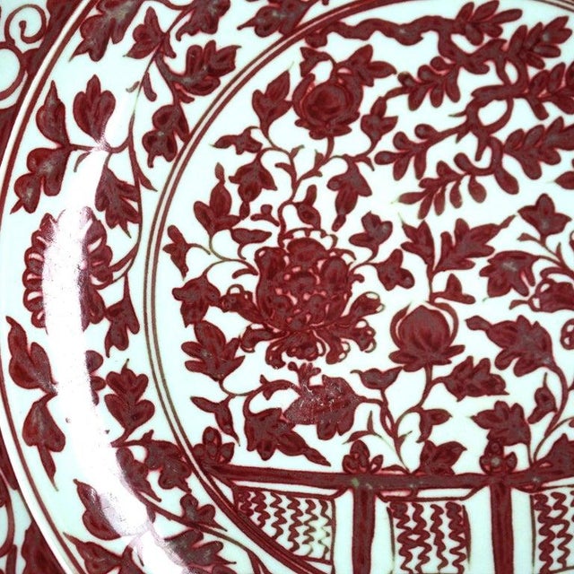 Japanese Japanese Imari Red & White Porcelain Charger With Garden Scene 20thC For Sale - Image 3 of 7