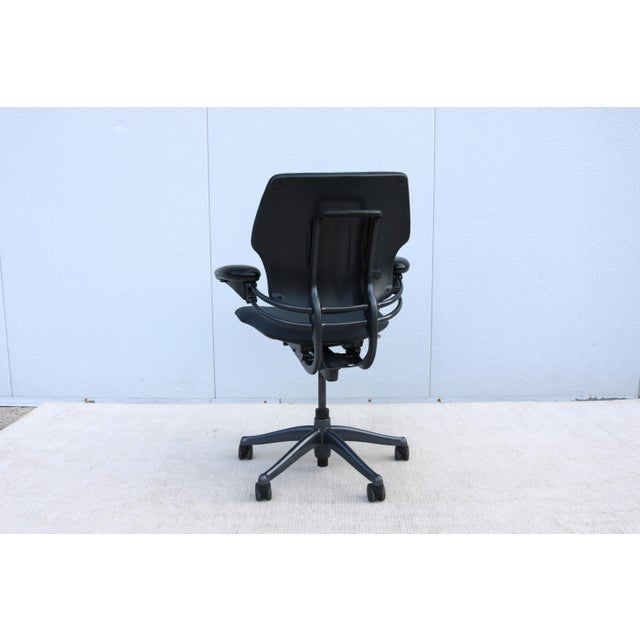 Humanscale Freedom Ergonomic Task Desk Chair in Graphite Leather, Slightly Used For Sale - Image 9 of 18
