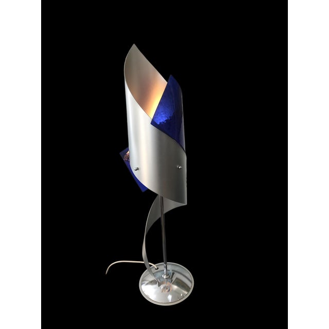 Metal Postmodern Sculptural Table Lamp in Blue Glass attributed to Peter Greenwood, 1989 For Sale - Image 7 of 7