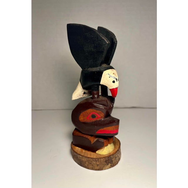 1962 Vintage Eagle and Bear Hand Carved Wooden Totem Pole Aprox. dimensions: 6.5"H x 2.5" diameter Good vintage condition!