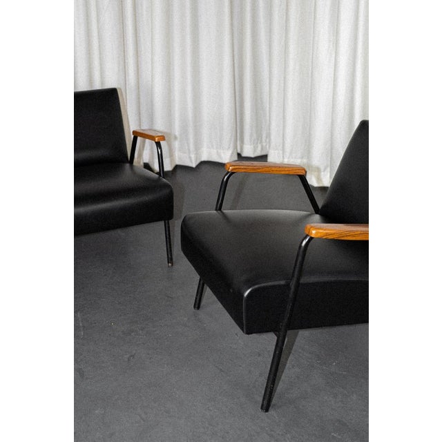 Rio lounge set by Pierre Guariche for Meurop, comprising a two-seater sofa and two single-seater armchairs. These seats...