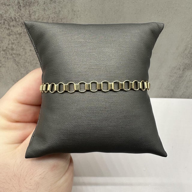This elegant 14kt Yellow Gold Circle Link Bracelet features a 5.2mm width and a 7.5-inch length, offering a timeless and...